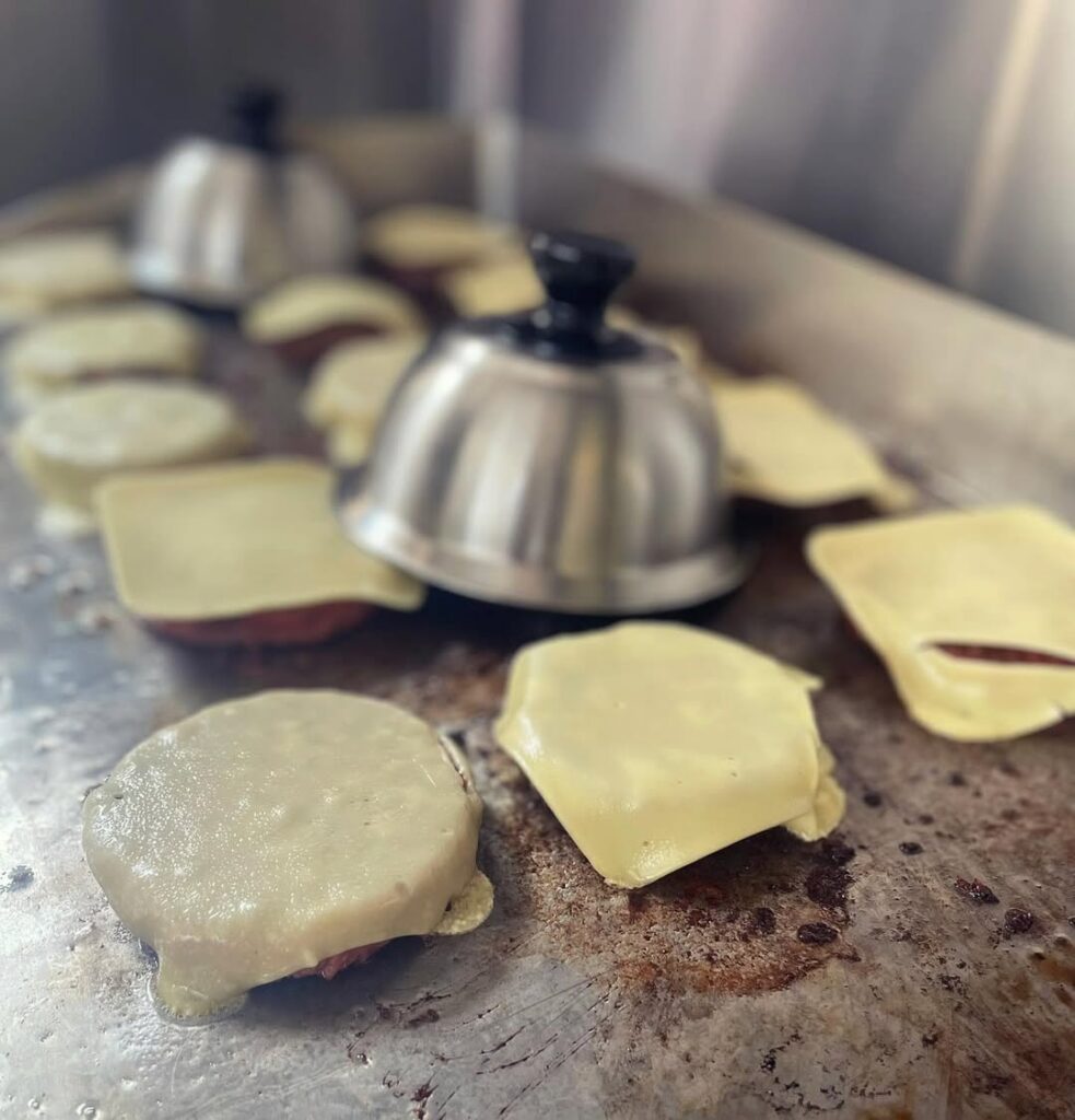 steaks végétaux et cheddar fondant à la plancha
