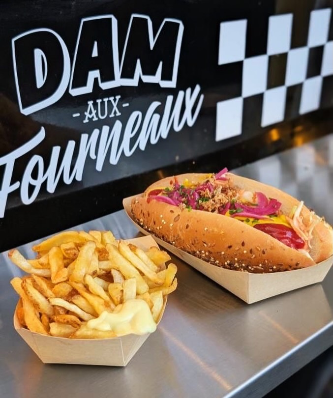 combo hot-dog et frites maison devant le comptoir damier